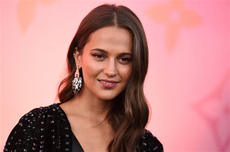 Alicia Vikander Recalls Nude Scene Where She Didn’t Feel。